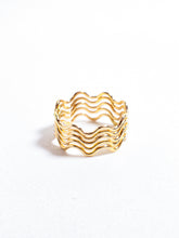 Load image into Gallery viewer, Ripple Stacking Ring - Goldeluxe - Berte
